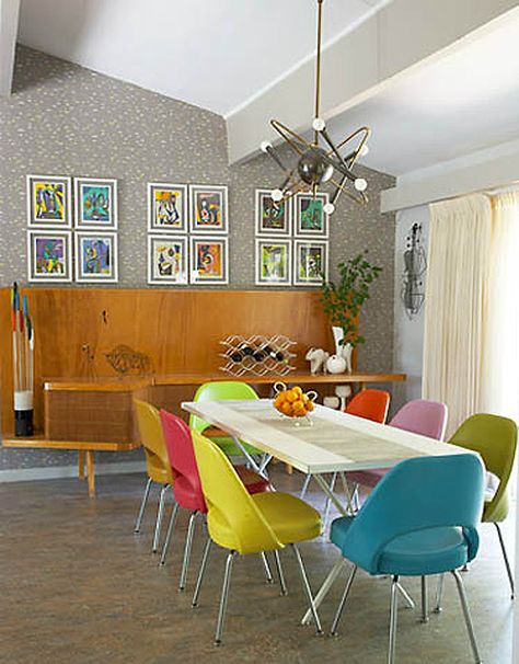 mid-century modern dining room Mid Century Dining Room, Eclectic Dining Room, Eclectic Dining, Dining Room Colors, Mid Century Dining, Colorful Chairs, Mid Century Modern House, Mid Century Modern Furniture, Retro Home