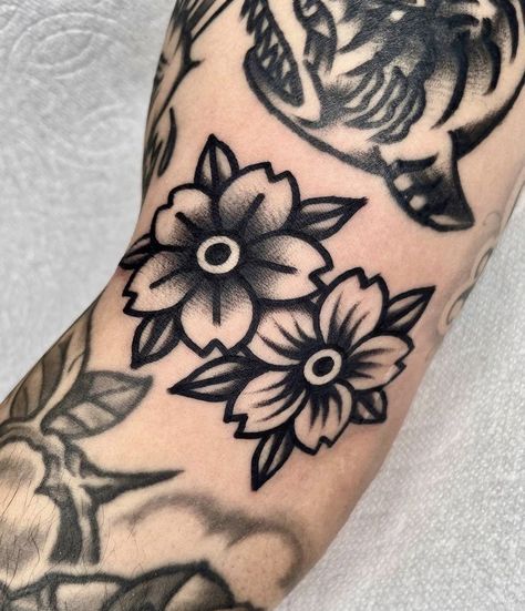 Flower Tattoos Traditional, Traditional Tattoo Wrist, Traditional Flower Tattoo, Traditional Black Tattoo, Tattoos Traditional, Traditional Tattoo Inspiration, American Traditional Tattoo Ideas, Traditional Tattoo Flowers, Traditional Tattoo Ideas