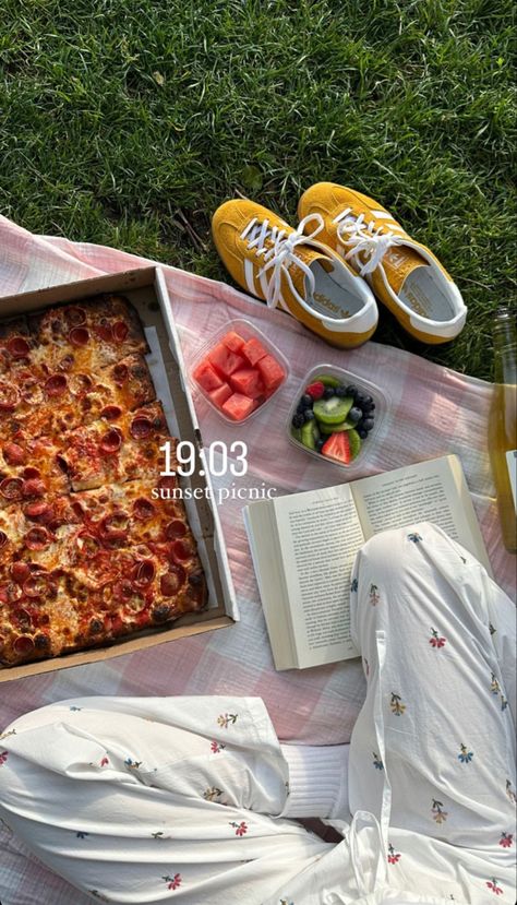 Picnic Date Food, Picnic Inspiration, Picnic Date, Picnic Food, Summer Plans, Instagram My Story, Instagram Photo Ideas Posts, Ideas For Instagram Photos, روتين العناية بالبشرة