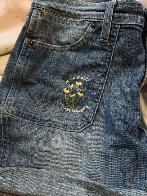 Embroidered Shorts Diy, Embroidered Jeans Diy, Embroidered Things, Embroidered Jean Shorts, Painted Clothes Diy, Thrift Flips, Embroidered Denim Shorts, Pocket Embroidery, Embroidered Pants