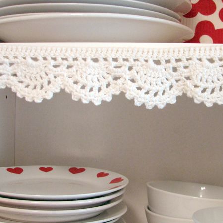 Crochet border / edging. I so want to do this. Must try this after Crimble. Shelf Liners, Crochet Lace Edging, Crochet Kitchen, Crochet Borders, Crochet For Home, Crochet Motifs, Crochet Edging, Crochet Home, Love Crochet