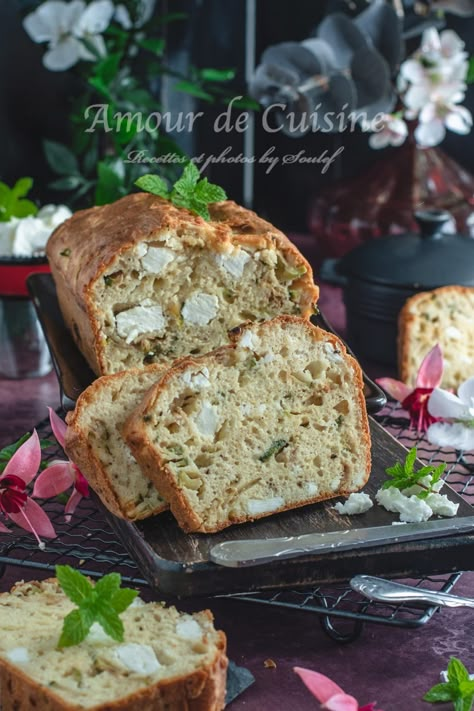 Cake salé aux courgettes et féta - Amour de cuisine Cake Courgette Feta, Cake Feta, Cake Courgette, Base Cake, Base Foods, Savoury Food, Ricotta, Pesto, Feta