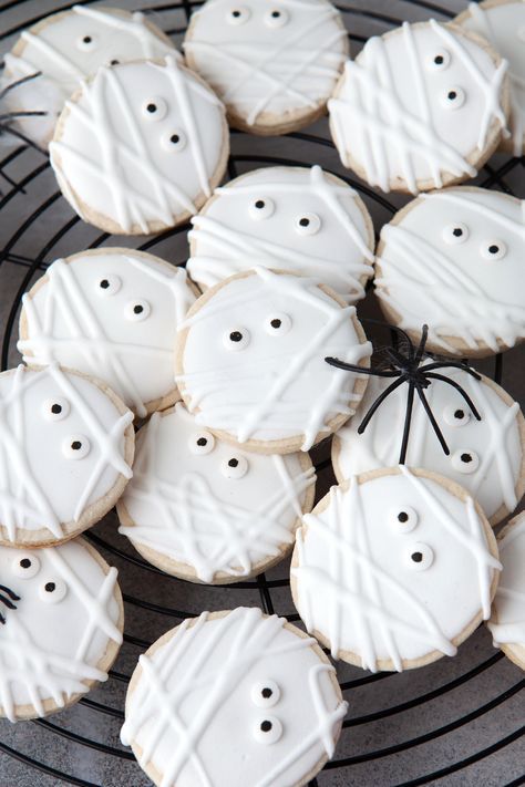 Discover spooky fun with this easy mummy cookies recipe! Learn how to create adorable and delicious treats perfect for Halloween. Corn Cupcakes, Mummy Cookies, Bats Cookies, Halloween Cookie Recipes, Halloween Cookies Decorated, Candy Eyeballs, Cookie Pizza, Pinterest Crafts, Halloween Cookie