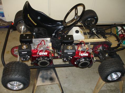 Twin engine AWD go kart. Fast Go Karts, Custom Go Karts, Gas Powered Rc Cars, Go Kart Engines, Go Kart Kits, Go Kart Frame, Homemade Go Kart, E36 Coupe, Go Kart Plans