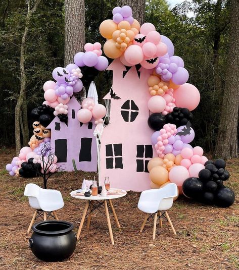 Festa Hotel Transylvania, Spooky Balloons, Halloween First Birthday, Halloween Themed Birthday Party, Halloween 1st Birthdays, Halloween Decor Diy, Fun Decorations, Halloween Backdrop, Halloween Balloons