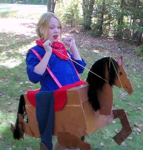 One cute costume! How to make a horse! Cardboard Horse Costume, Diy Horse Costume For Adults, Diy Horse Costume For Kids, Diy Cowgirl Costume, Kids Horse Costume, Cowgirl Costume Diy, Horse Halloween Costumes, The Frugal Crafter, Horse Costume