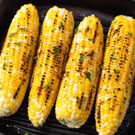 Grilling fresh corn on the cob is a delicious way to enjoy a sweet summer staple! This recipe is easy, quick, and can be made using an outdoor grill or a grill pan on the stove. How To Grill Corn On The Cob On Stove, Grilled Corn On Stove Top, How To Roast Corn On The Stove, Pan Fried Corn On The Cob, Cast Iron Corn On The Cob, Skillet Corn On The Cob, Grill Pan Recipes, Grilled Corn Recipe, Vegan Grilling Recipes