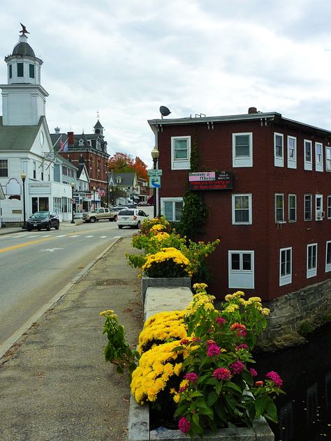 New England - Small Towns Perfect for Hallmark Movies New England Gothic, Gothic Moodboard, Dr Aesthetic, New England Aesthetic, Salem Lot, Small Towns Usa, New England Road Trip, Historic New England, Small Town Life