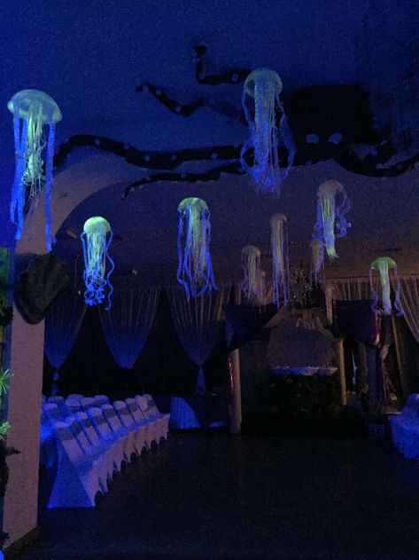 Under The Sea Quinceanera, Sea Wedding Theme, Underwater Theme Party, Homecoming Themes, Quince Themes, Under The Sea Decorations, Ocean Themed Bedroom, Ocean Theme Party, Ocean Room