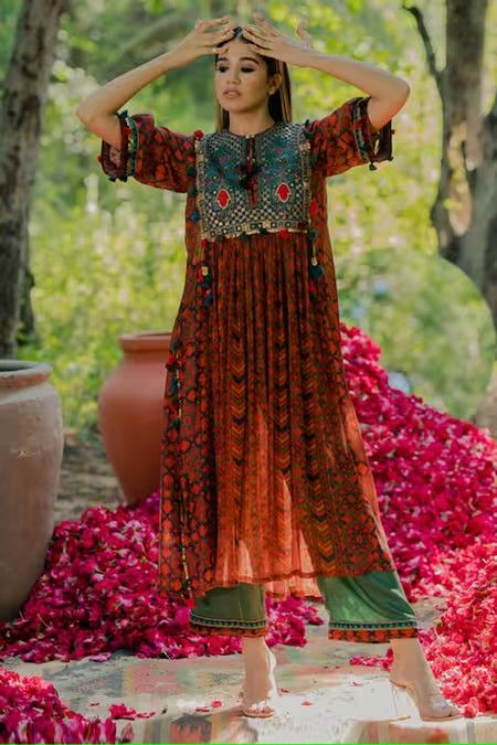 Pooja Keyur, Balochi Dresses, Kurta With Palazzo, Stylish Tops For Women, Latest Dress Design, Print Embroidery, Salwar Kamiz, Ladies Wear, Floral Mandala