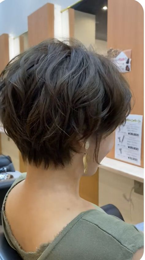 Short Hairstyles For 50+ Women, Short Hairstyle Women Back View, Short Above Chin Haircut, Short Hair Side Profile, Back Of Short Hair, Short Bob Back View, Back View Of Bob Hairstyles, Shortish Haircuts, Thick Hair Pixie Cut