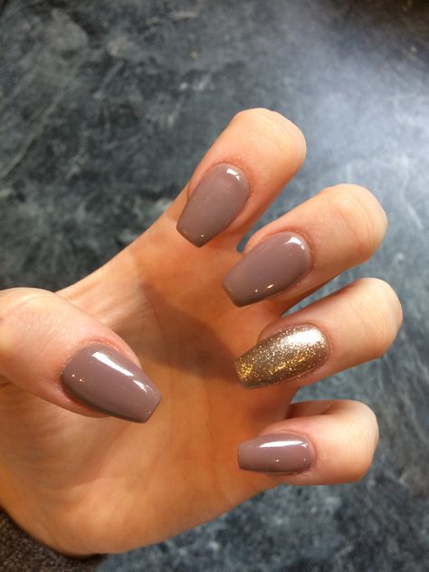 Nails To Go With Rust Dress, Brown Nails Gold Glitter, Classy Fall Nails Coffin, Brown Sparkle Nails Acrylic, Brown And Gold Glitter Nails, Light Brown Nails With Glitter, Brown Nails With Gold Accent, Brown Nails With Accent Nail, Gold And Tan Nails