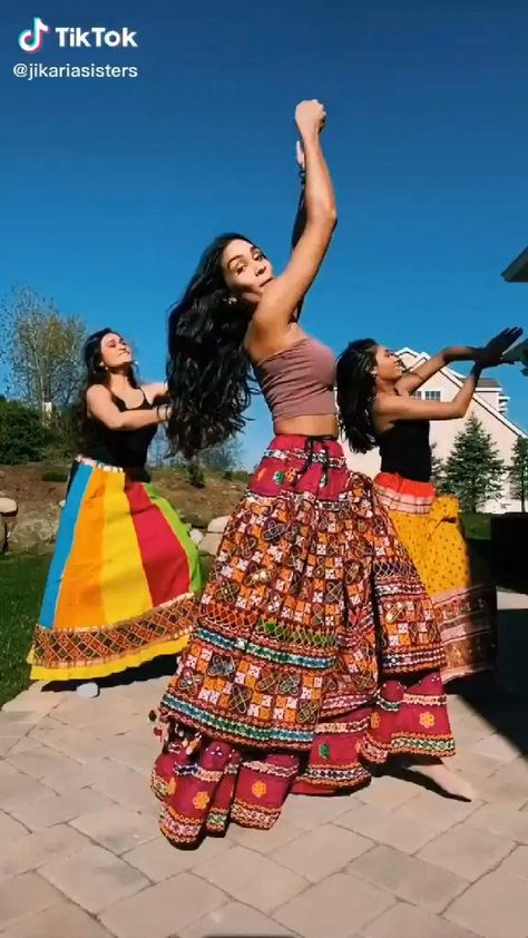 Dance Music Indian, Bhangra Dance Videos, Garba Video Dance Navratri, Indian Dance Videos, Garba Poses, Navratri Dance, Garba Dance Video, Dandiya Dance, Indian Dances