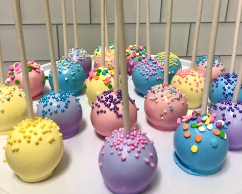 Rainbow Cakepops, Grandmacore Decor, Pastry Ideas, Custom Cake Pops, Cake Pop Designs, Designer Cake, Cake Pop Maker, Pop Cupcakes, Bazaar Ideas