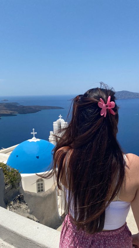 #santorini #greece #grece #grecia #fira #oia #summer #mammamia #greek #islands greek islands greek food aesthetic flower hair claw Santorini Greece Fira, Greek Girl Aesthetic, Greece Accessories, Grecia Aesthetic, Lifestyle Manifestation, Greece Girl, Oia Greece, Greece Food, Everyday Hairstyle