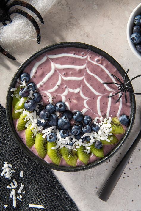 Spooky Blueberry Smoothie Bowl Halloween Smoothie Bowl, Smoothie Bowl Aesthetic, Banana Spinach Smoothie, Blueberry Smoothie Bowl, Smoothie Base, Yoghurt Bowl, Blackberry Smoothie, Highbush Blueberry, Fancy Breakfast