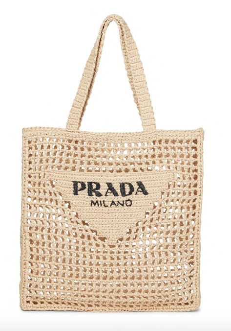 Die Raffiabast-Tasche ist DER Taschen-Trend des Sommer 2021. Wir verraten, warum Influencer:innen jetzt verrückt nach der Designer-Tasche sind – hier. Designers Bags, Sac Tote Bag, Raffia Tote Bag, Prada Tote Bag, Bag Prada, Prada Logo, Crochet Tote Bag, Woven Tote Bag, Prada Bags