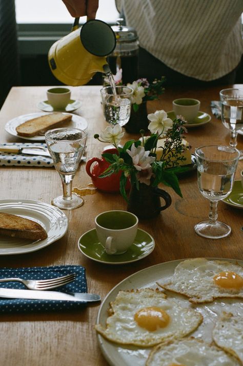 The Set Table: The Art of Small Gatherings | Charlotte Bland Breakfast Table Aesthetic, Cozy Table Setting, Breakfast Table Setting, Picnic Summer, Lunch Table, Small Gathering, Brunch Table, Table Setting Inspiration, Spring Tea