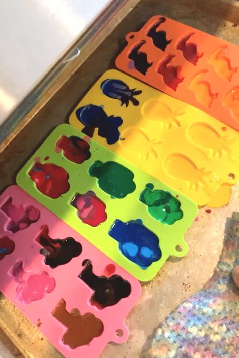 How To Melt Crayons Into Molds, Melt Crayons In Molds, Melted Crayon Molds, Aba Crafts, How To Melt Crayons, Crayon Silicone Mold, Crayon Ideas, Melt Crayons, Homemade Crayons