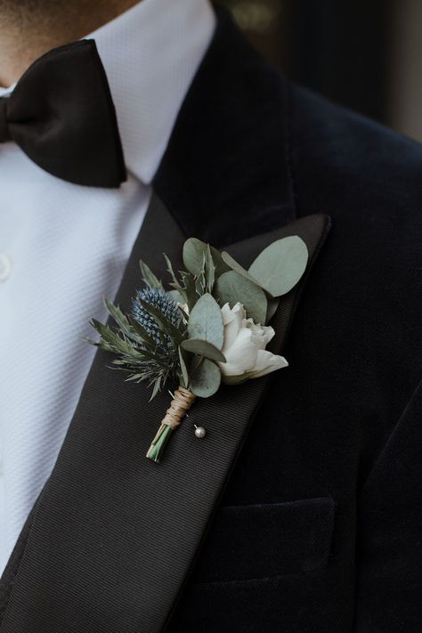 Groom in black tuxedo with traditional white flower buttonhole for wedding | Caro Weiss Photography Grooms Button Holes Wedding, Button Hole Wedding, Boho Wedding Buttonholes, Wedding Bouquets Groom, Groom Buttonhole White, Groom Lapel Flower, Buttonierre Wedding, Buttoniere Wedding Groomsmen, Button Hole Flowers Groomsmen