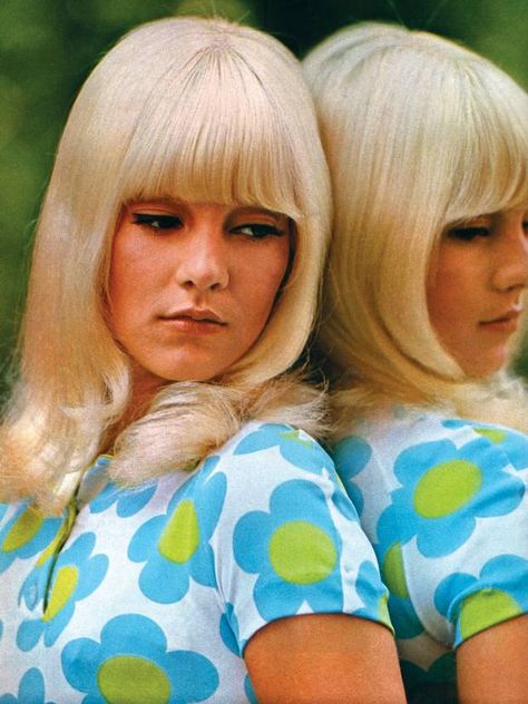 1960s Glamour, Women Singers, French Pop Music, 60s Aesthetic, Vartan Sylvie, Ye Ye, Groovy Clothes, French Pop, British Movies