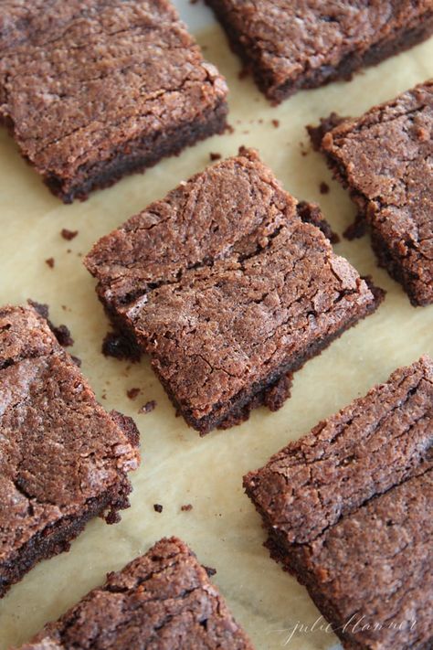 The best easy brownie recipe! Made with staple pantry ingredients and only 5 minutes of hands on time, these brownies rival any box mix! #brownies #easybrownierecipe #homemadebrownies #recipe #julieblanner Brownies With Cocoa Powder, Box Mix Brownies, Easy Homemade Brownies, Easy Brownie Recipe, Easy Brownies, Cocoa Powder Brownies, Homemade Brownies Easy, Easy Brownie, Sweets Bar