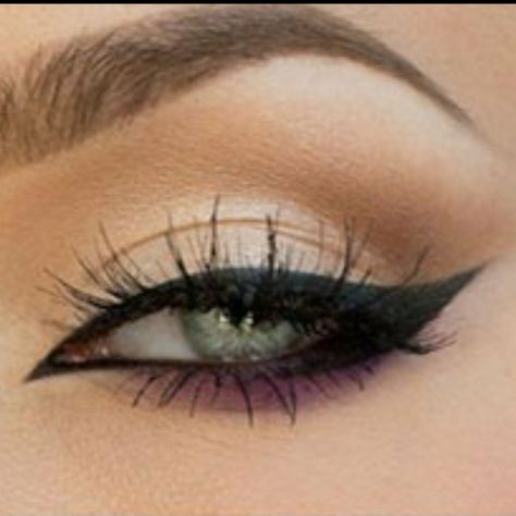 New In Box Super Fine Smooth Liquid Eyeliner Black Perfect For Your Cat Eye Look! Bundle For Discounts. Buy With Confidence. Fast Shipping! Bold Black Eyeliner, How To Blush, Gothic Eyeliner, Black Eyeliner Makeup, Cat Eye Eyeliner, Goth Eye Makeup, Cat Eye Look, Thick Eyeliner, Eyeliner Color