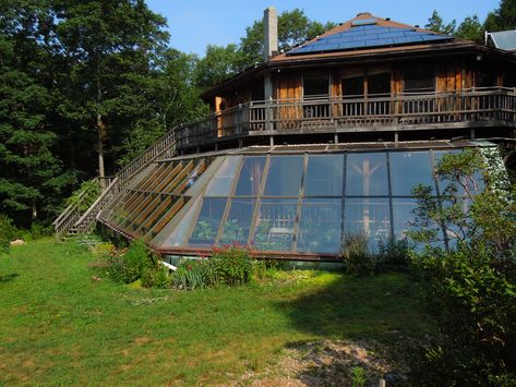 Sustainable Housing Architecture, Earthship Home Cold Climate, Solar Punk House, Interior Courtyard House, Solarpunk House, Eco Friendly House Architecture, Self Sustaining Home, Eco Houses, Greenhouse Home