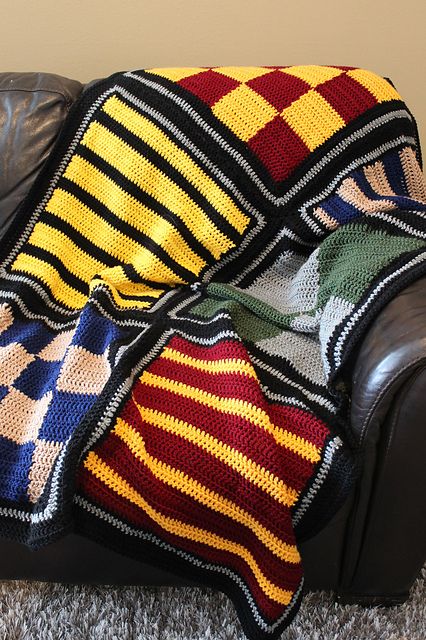 Ravelry: eversosmall's :: hogwarts blanket :: Crochet Slytherin Blanket, Harry Potter Blanket Pattern, Harry Potter Afghan Crochet, Crochet Hogwarts Blanket, Harry Potter Blanket Squares, Harry Potter Baby Blanket, Join Yarn, Harry Potter Knit, Harry Potter Blanket