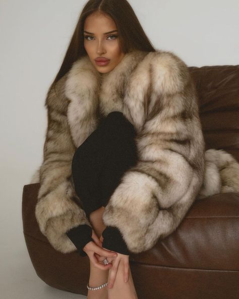 Fur Coat Outfits, Drunk Friends, Truth Or Dare, Clueless Outfits, City Outfits, Model Aesthetic, Fur Coats Women, Fox Fur Coat, Vintage Fur