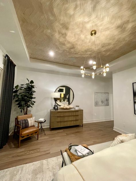 A master bedroom with a gold ceiling Foil Ceiling Design, Gold Ceiling Design, Gold Ceiling Bedroom, Gold Ceiling Paint Ideas, Gold Foil Ceiling, Gold Wallpaper Ceiling, Ceiling Accent Ideas, Colonial Remodel, Royal Interior