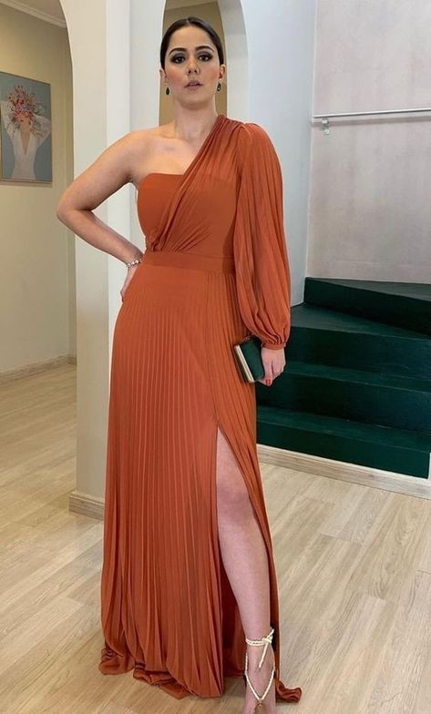 Formal Wedding Guest Dress Over 40, Vestidos Color Cobre, Western Dresses Long, Terracota Bridesmaid Dress, Bridesmaid Dresses Western, Long Western Dress, Look Terracota, Long Dress Party Elegant, Terracota Dress