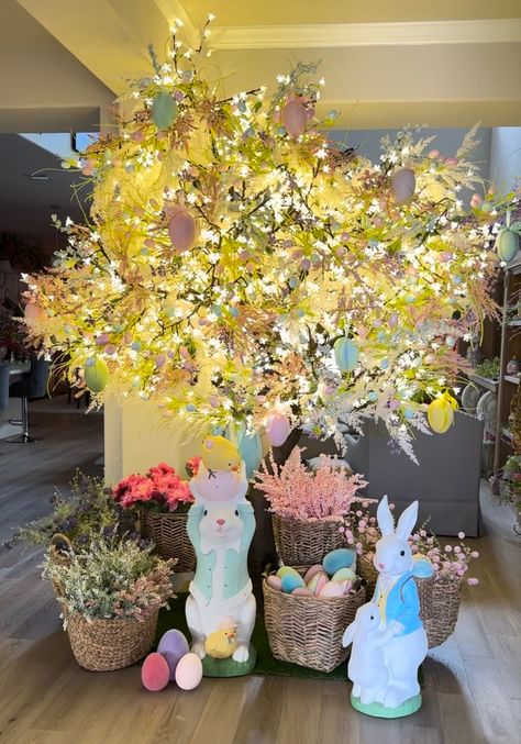 Easter Living Room Decor, Easter Living Room, Easter Bedroom, Rabbit Cottage, Ester Decoration, Natural Easter Decor, Easter Hosting, Easter Brunch Decorations, Simple Decor Ideas