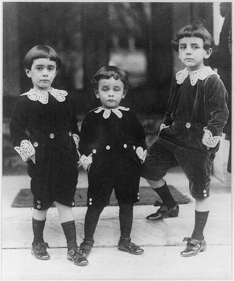 Victorian Suits, Little Lord Fauntleroy, Victorian Boy, Boy Poses, Photo Postcards, Vintage Photographs, Historical Fashion, Vintage Photography, Vintage Children