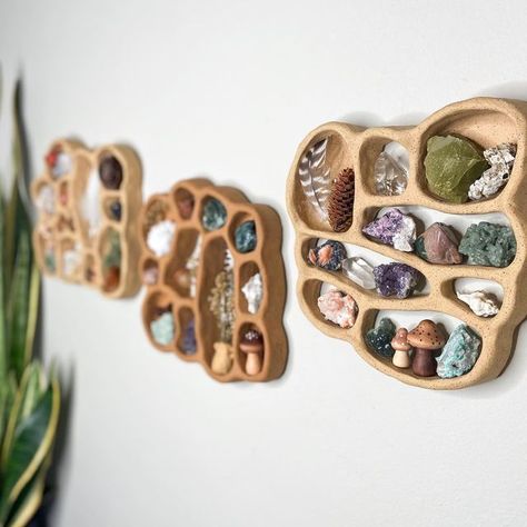 Clay Shelves Diy, First Pottery Projects, Clay Wall Decoration, Ceramic Curiosity Shelf, Diy Ceramic Wall Art, Ceramic Curio Shelf, Ceramic Crystal Holder, Clay Shelf Diy, Ceramic Wall Shelf