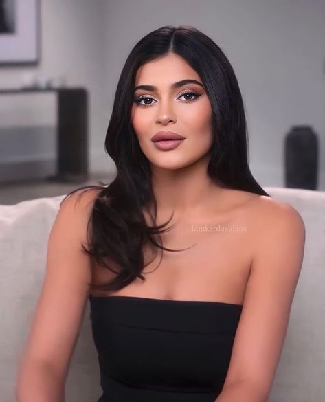 𝗜𝗮𝗺𝗸𝗮𝗿𝗱𝗮𝘀𝗵𝗶𝗮𝗻𝘀✨ (@iamkardashians) • Instagram photos and videos Kylie Jenner In Black, Kylie Jenner Smokey Eye, Kylie Jenner Dark Makeup, Kylie Jenner Makeup Look, Kylie Jenner Arabic Makeup, Kim Kardashian Black Eye Makeup, Kylie Jenner Blonde, Kylie Jenner Icons, Kylie Jenner Hair