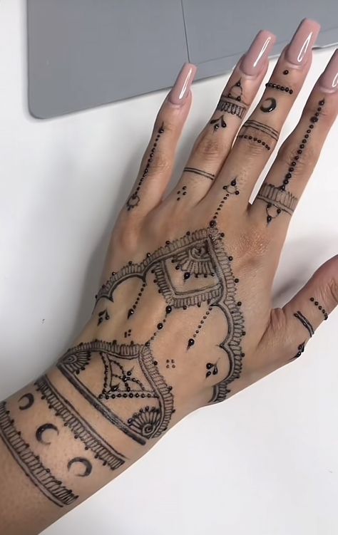 Forearm Henna Tattoo Women, Henna Tattoo Forearm, Keffiyeh Henna, Henna Moon Design, Y2k Tats, Jazzy Core, Traditional Henna Designs, Cute Henna Designs, Wrist Henna