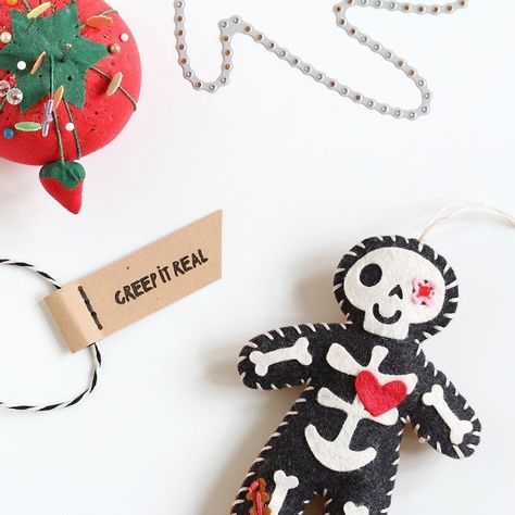 Ellen Hutson LLC on Instagram: “@sideoats is a straight up WIZARD! Check out this darling felt skeleton she made with our NEW Gingerbread Plushies kit and Skellie Add-On…” Felt Skeleton, Tiny Skeleton, Skeleton Body, Tiny Things, Hand Embroidery Stitches, Ceramic Ornaments, Wizard, Hand Stitching, Embroidery Stitches