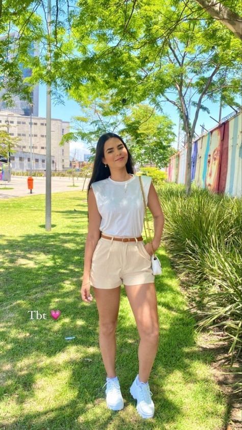 Romantic Summer Outfits Casual, Outfit Casual Verano Mujer, How To Style Cargo Shorts, Coral Outfit Ideas, Invierno Aesthetic, Outfit Ideas Basic, Siren Outfits, 2000s Office, Breakfast Outfit