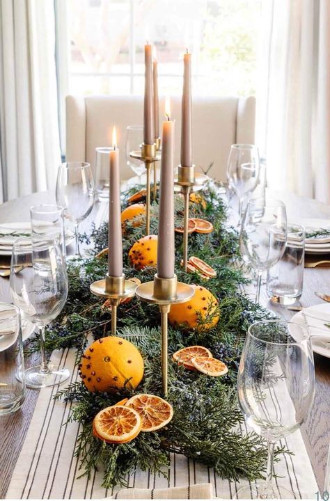 Classic Christmas Centerpieces, Simple Thanksgiving Table, Diy Christmas Table, Dinner Decor, Inexpensive Christmas, Classic Christmas Decorations, Tafel Decor, Christmas Dining Table, Christmas Dinner Table