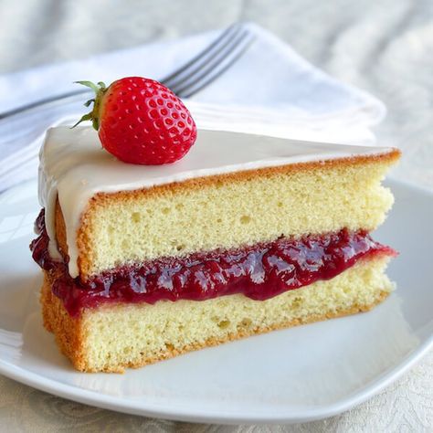 Jam Vanilla Sponge Cake(FromScratch <3) Strawberry Cake Filling, Cake With Strawberry, Rock Recipes, Vanilla Sponge Cake, Roasted Strawberries, Elegant Birthday Cakes, Sponge Cake Recipes, Vanilla Sponge, Cake Fillings