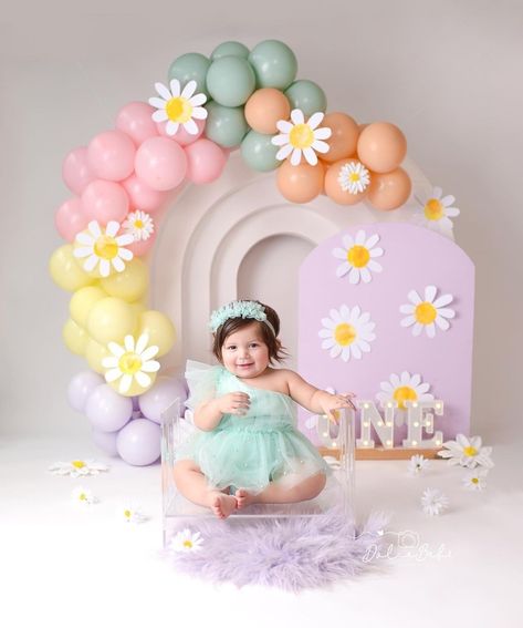 Baby Birthday Party Theme, Baby First Birthday Cake, Baby Birthday Decorations, Daisy Party, 1st Birthday Photoshoot, Baby Birthday Themes, Simple Birthday Decorations, Birthday Party Theme Decorations, Smash Cake Photoshoot