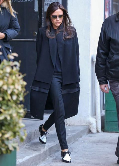 Victoria Beckham Street Styles In Flat Shoes | Chiko Shoes Victoria Beckham Shoes, Viktoria Beckham, Flat Shoes Outfit, Minimalist Street Style, Victoria Beckham Outfits, Victoria Beckham Style, Victoria Fashion, Mode Casual, Street Style Chic