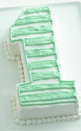 Who’s No. 1? Your birthday baby, that’s who! If you have an 8”x4” loaf pan on hand, it’s easy to make this super-cute cake following the printable template. Decorate with your favorite color of frosting and crushed animal crackers, cereal, or even baby’s favorite fruit. For a fun sprinkle cake, frost the entire cake in white frosting and cover with sprinkles. 1 Shaped Cake, Number One Cake, Betty Crocker Cake Mix, Betty Crocker Cake, Owl Cakes, Smash Cakes, Twin First Birthday, Shaped Cake, Jungle Baby