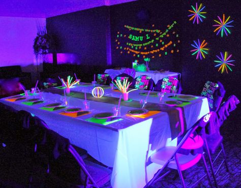 neon girls birthday party | IF YOU WANT TO LEARN HOW TO MAKE THIS TASSEL GARLAND CLICK HERE FOR ... Glow In Dark Party, Neon Birthday Party, Glow Birthday Party, Glow Birthday, Blacklight Party, Neon Birthday, Diy Halloween Decor, 13th Birthday Parties, Teen Party