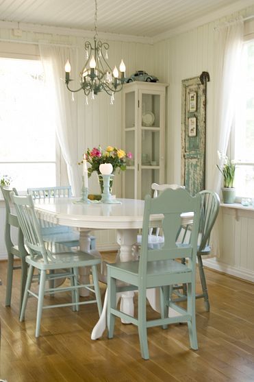 Beautiful beach cottage dining room.  White painted table and aqua mismatched chairs. Wooden Chandeliers, Chandeliers Kitchen, Dining Room Table And Chairs, Shabby Chic Decorating, Cottage Dining Rooms, Mismatched Chairs, Real Estat, Decor Shabby Chic, Chic Kitchen