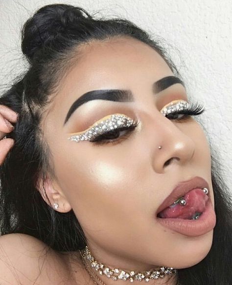 pinterest: @ nandeezy † Snake Eyes Piercing, Eye Piercing, Cute Piercings, Tongue Piercing, Tongue Rings, Body Piercings, Makeup Goals, Flawless Makeup, Piercing Tattoo