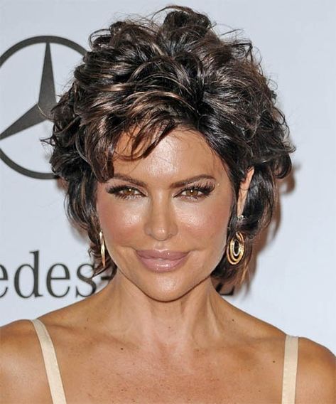 Lisa Rinna short wavy hairstyle Hairstyles For Ladies Over 50, Lisa Rinna Haircut, Short Layered Hairstyles, Short Curly Hairstyles For Women, Hairstyles For Ladies, Rambut Brunette, Short Shag Hairstyles, Medium Layered Hair, Layered Hairstyles