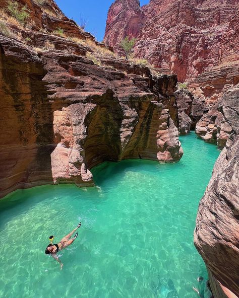 Havasu Creek In Arizona, USA - Bucket List Travel Adventures Havasu Creek Arizona, Lake Havasu Arizona, Arizona Lakes, Arizona Aesthetic, Arizona Travel Guide, Bucket List Travel, Arizona Vacation, Arizona Road Trip, Arizona Hiking