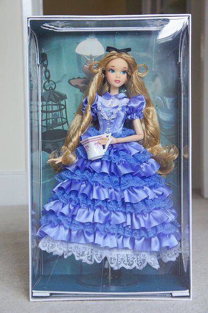 Disney Limited Edition Alice in Wonderland Doll does anyone have one of these dolls they can do a trade for Best Doll House, Alice In Wonderland Doll, Disney Barbie Dolls, Disney Princess Dolls, Princesa Disney, Dream Doll, Beautiful Barbie Dolls, Disney Dolls, Princess Dolls